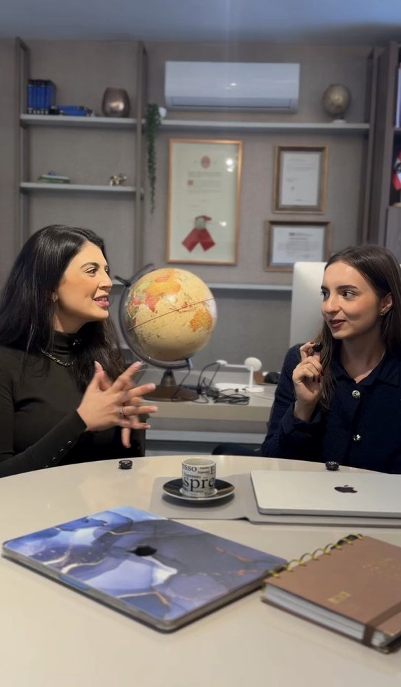 Fernanda Cabanilhas em reunião com a equipe da Duplo Passaporte Advocacia