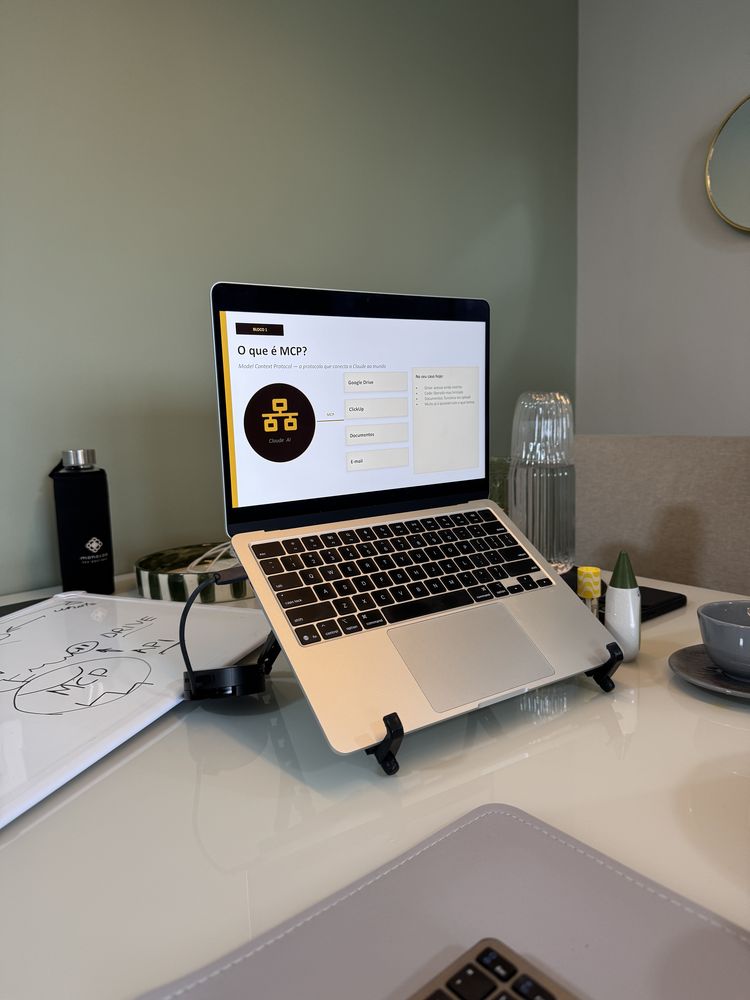 Tela de apresentação sobre inteligência artificial e MCP para a Naranja Labs
