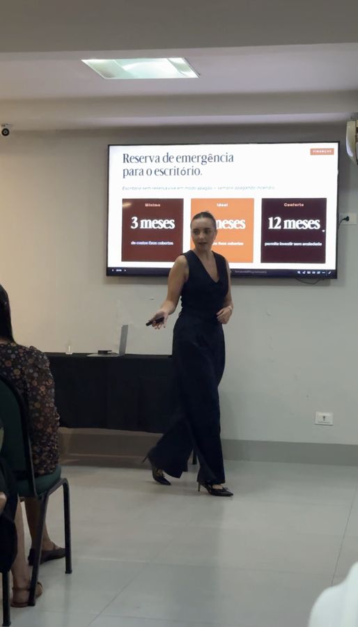 Fernanda Cabanilhas ministrando palestra de gestão e finanças para arquitetos